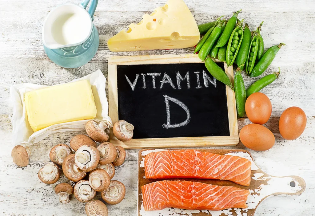 Các thực phẩm chứa nhiều vitamin D như cá hồi, trứng, sữa, nấm