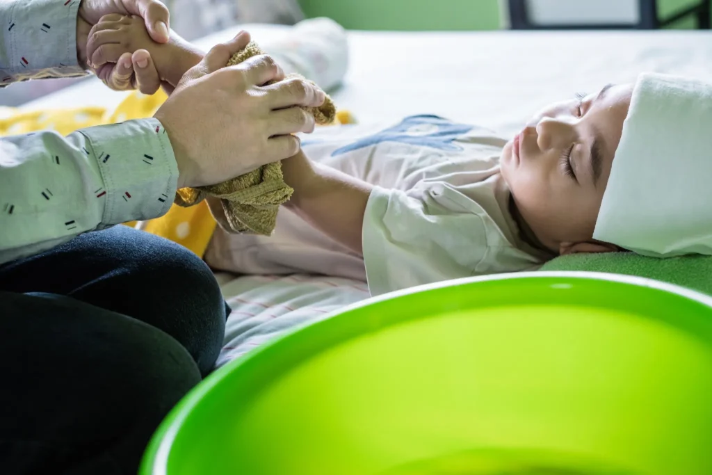 Cách chăm sóc trẻ bị sốt tại nhà – bé mặc đồ mỏng, uống nước, ăn cháo, lau mát